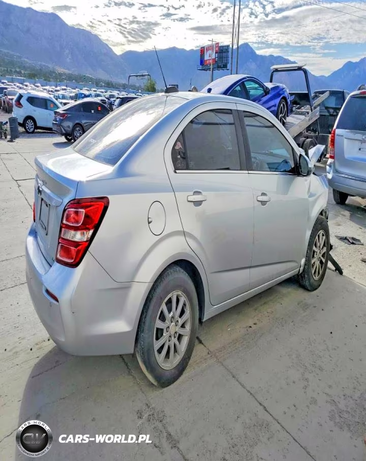 2018 Chevrolet Sonic Lt VIN:1G1JD5SG2J4137850 - 3