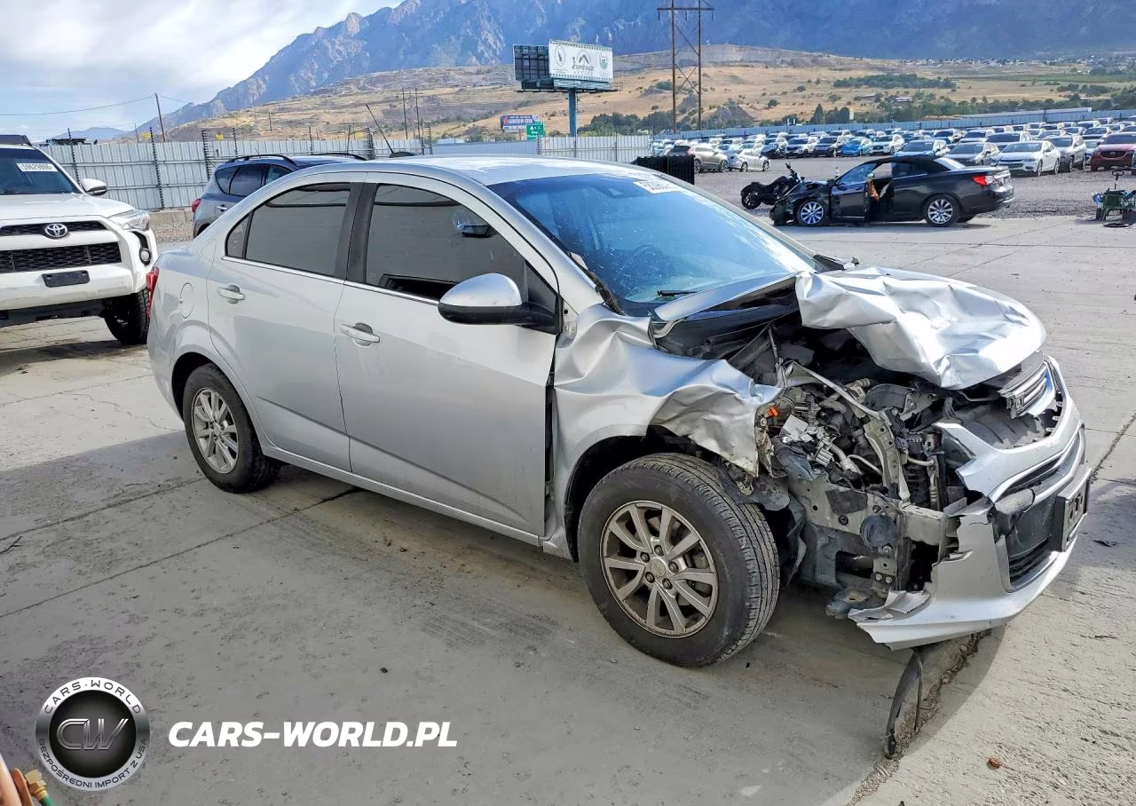 2018 Chevrolet Sonic Lt VIN:1G1JD5SG2J4137850 - 4