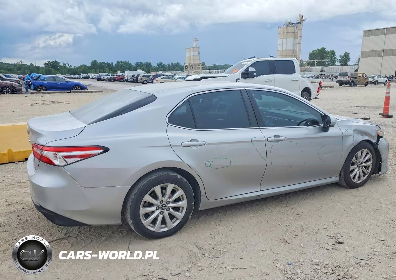 2018 Toyota Camry Le VIN:4T1B11HK6JU515771 - 3