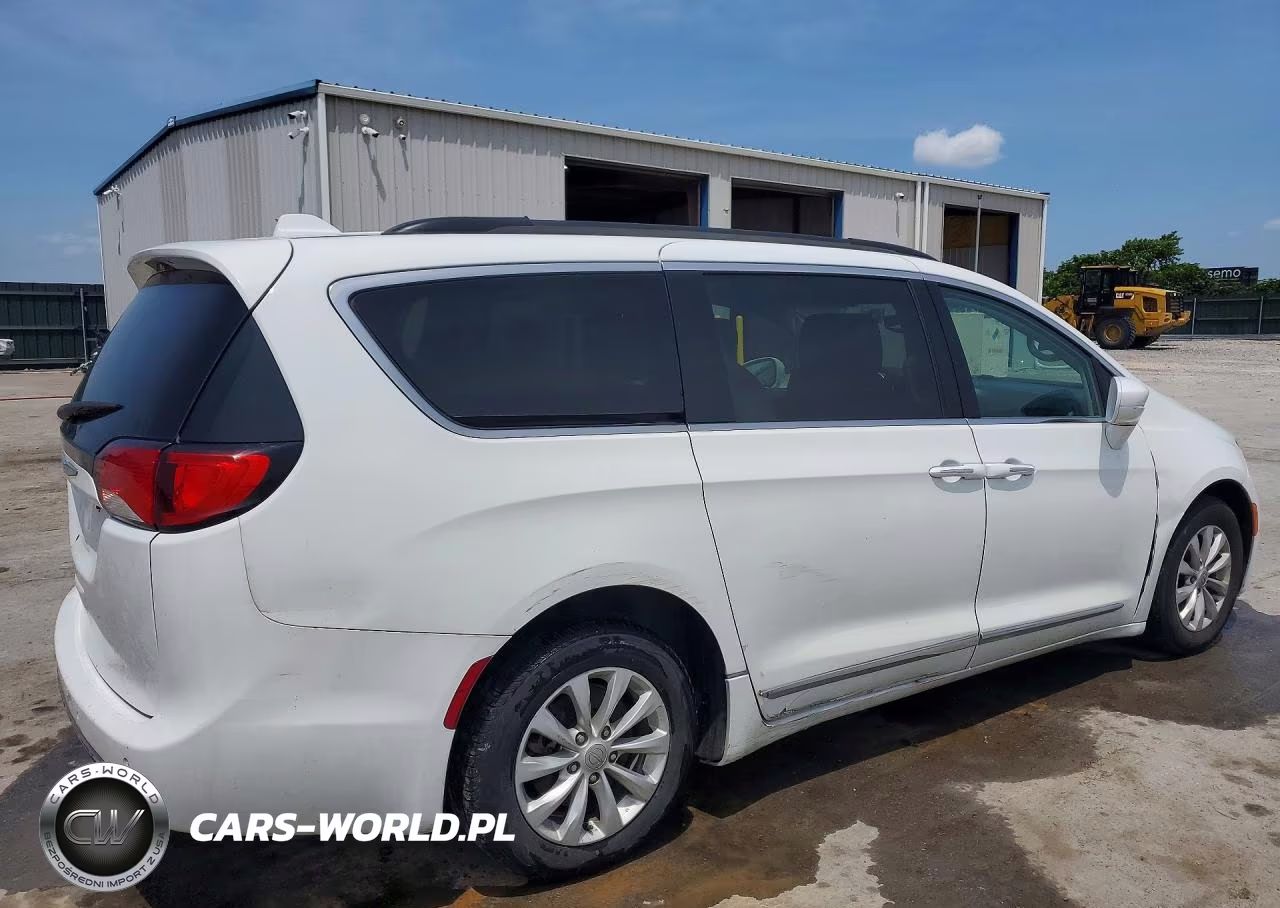 2017 Chrysler Pacifica Touring L VIN:2C4RC1BG1HR569150 - 3
