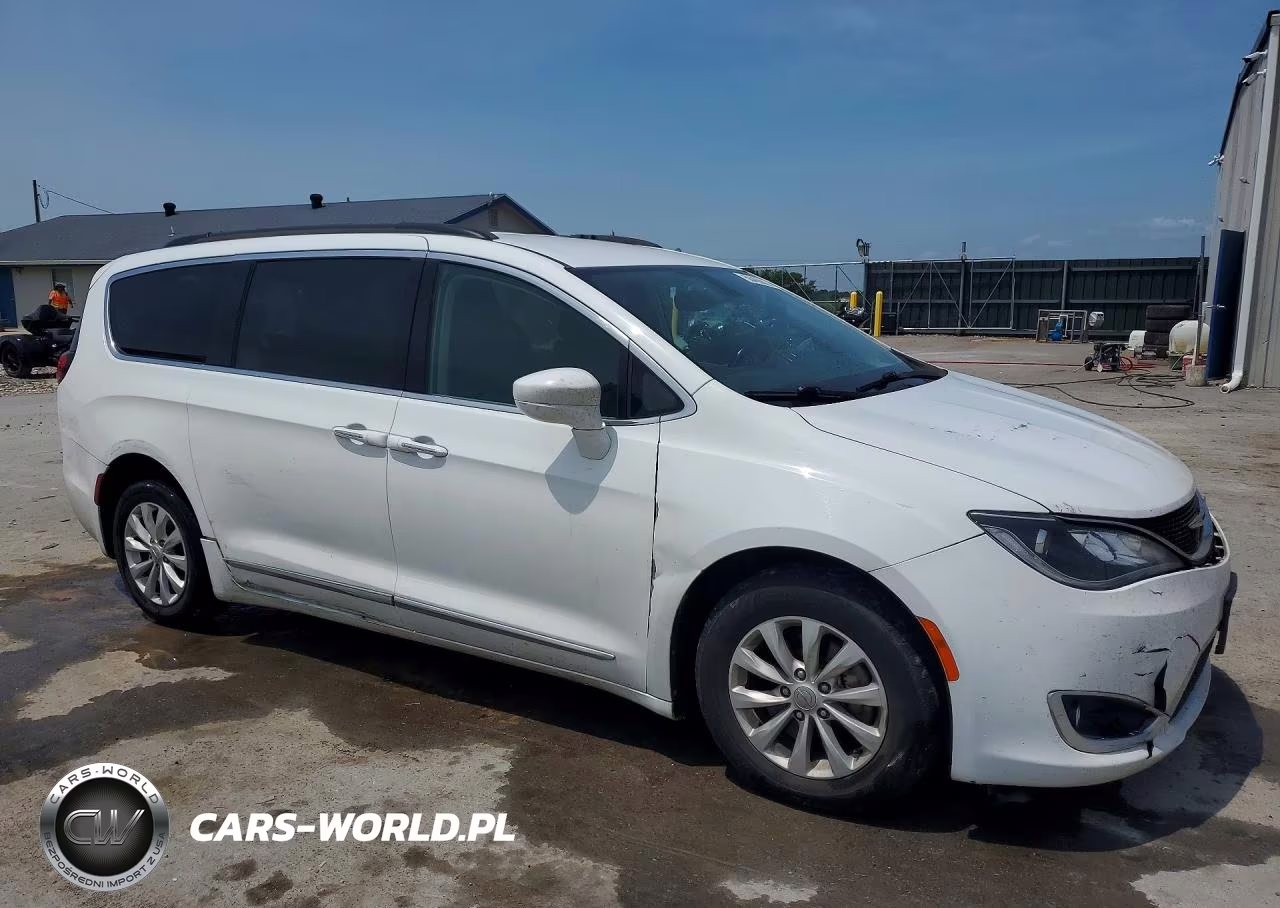 2017 Chrysler Pacifica Touring L VIN:2C4RC1BG1HR569150 - 4