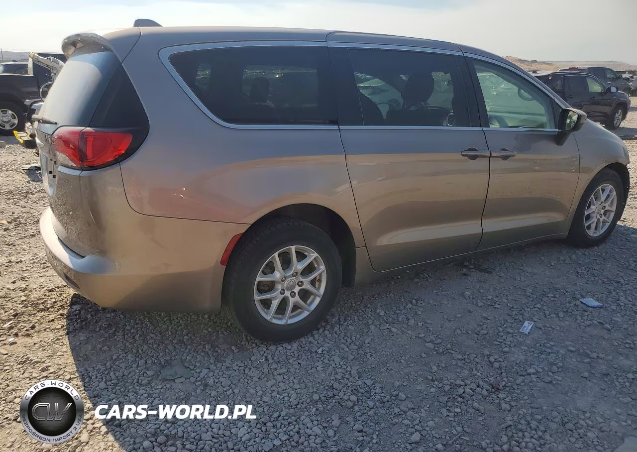 2018 Chrysler Pacifica Lx VIN:2C4RC1CG2JR133041 - 3