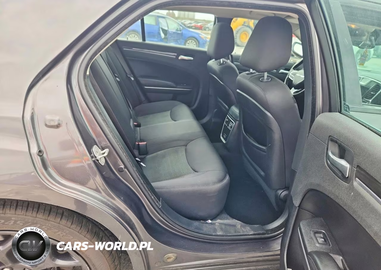 2019 Chrysler 300 Touring VIN:2C3CCAAG6KH589869 - 10