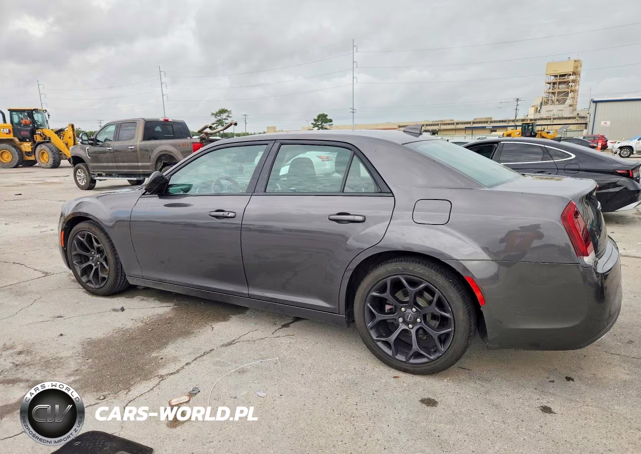 2019 Chrysler 300 Touring VIN:2C3CCAAG6KH589869 - 2