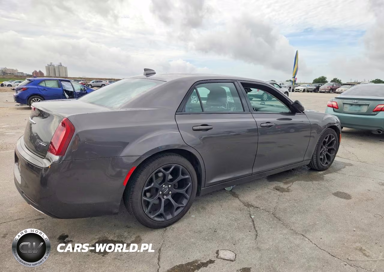 2019 Chrysler 300 Touring VIN:2C3CCAAG6KH589869 - 3