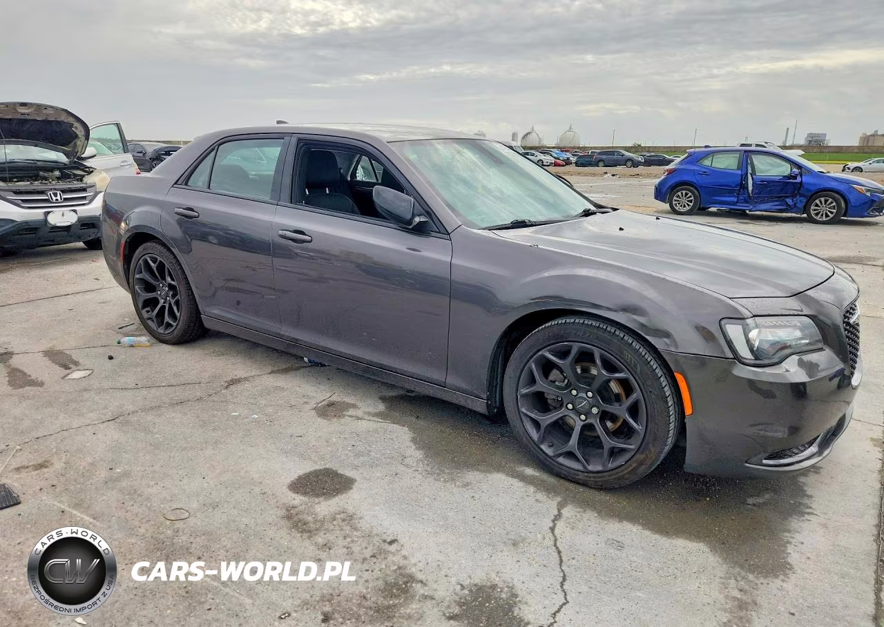 2019 Chrysler 300 Touring VIN:2C3CCAAG6KH589869 - 4