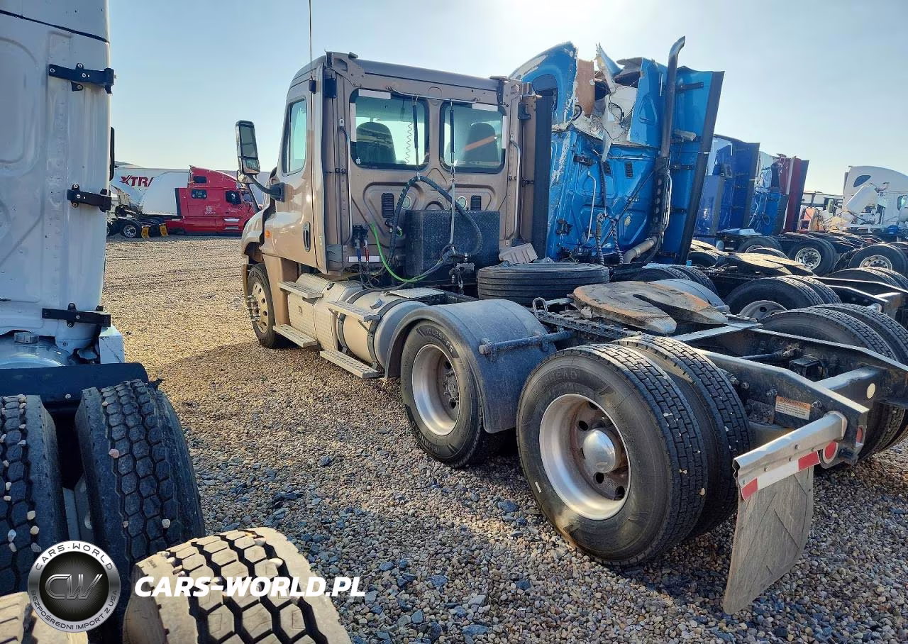 2015 Freightliner Cascadia Semi Truck VIN:3AKJGEDVXFSGE8807 - 3