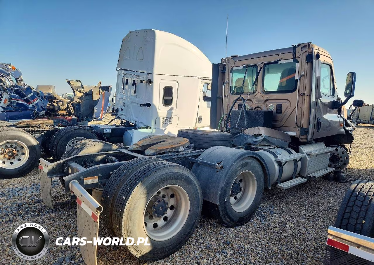 2015 Freightliner Cascadia Semi Truck VIN:3AKJGEDVXFSGE8807 - 4