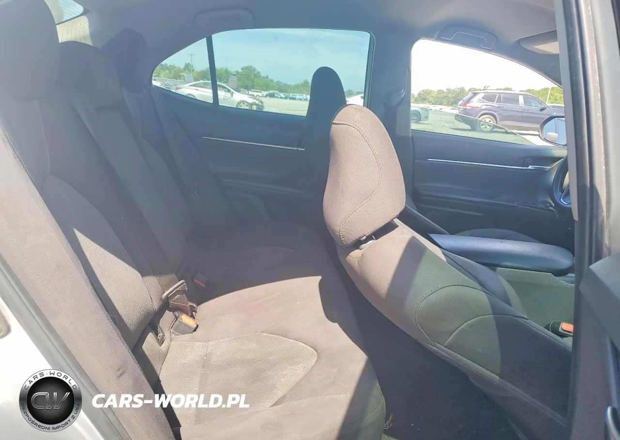 2018 Toyota Camry Le VIN:4T1B11HK1JU061140 - 10