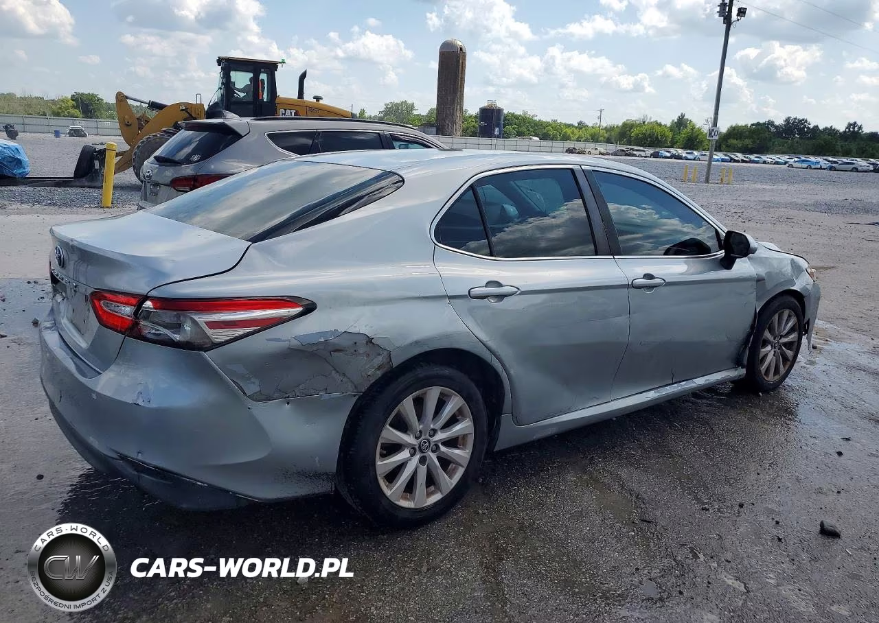 2018 Toyota Camry Le VIN:4T1B11HK1JU061140 - 3