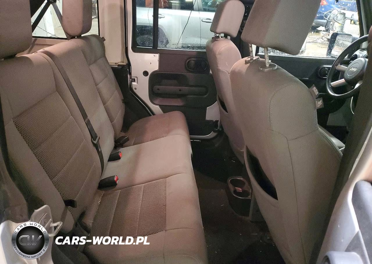 2009 Jeep Wrangler Unlimited Sahara VIN:1J8GA59139L751263 - 10