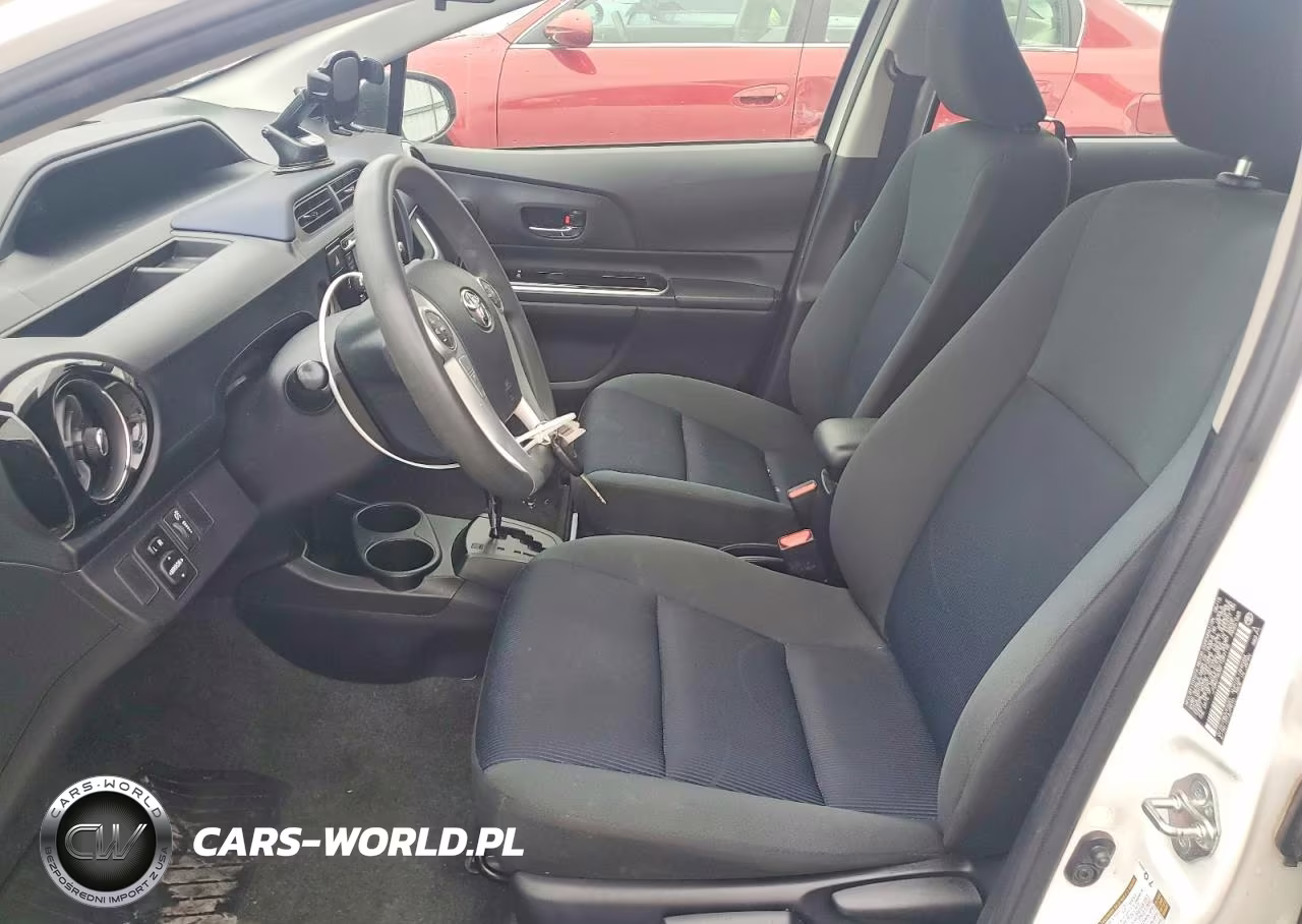 2015 Toyota Prius C Two VIN:JTDKDTB36F1097178 - 7