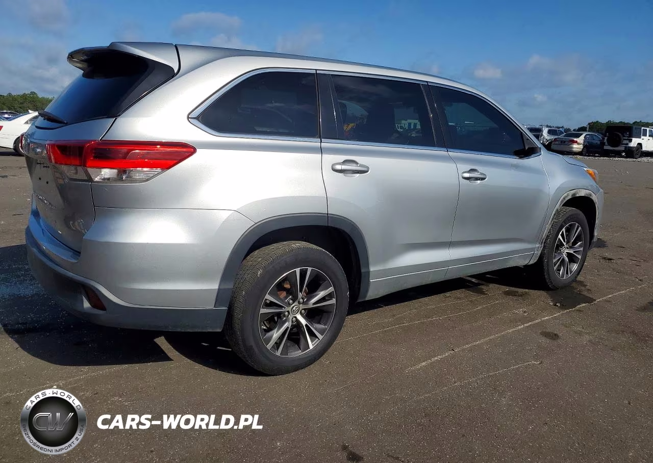 2018 Toyota Highlander Le VIN:5TDZZRFHXJS243165 - 3