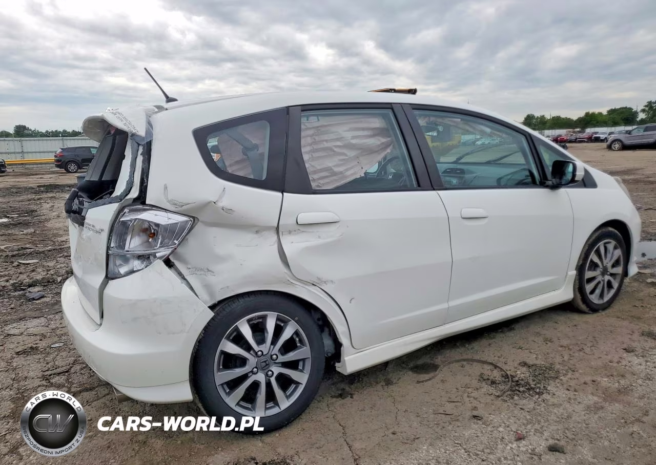 2013 Honda Fit Sport VIN:JHMGE8H50DC043996 - 3