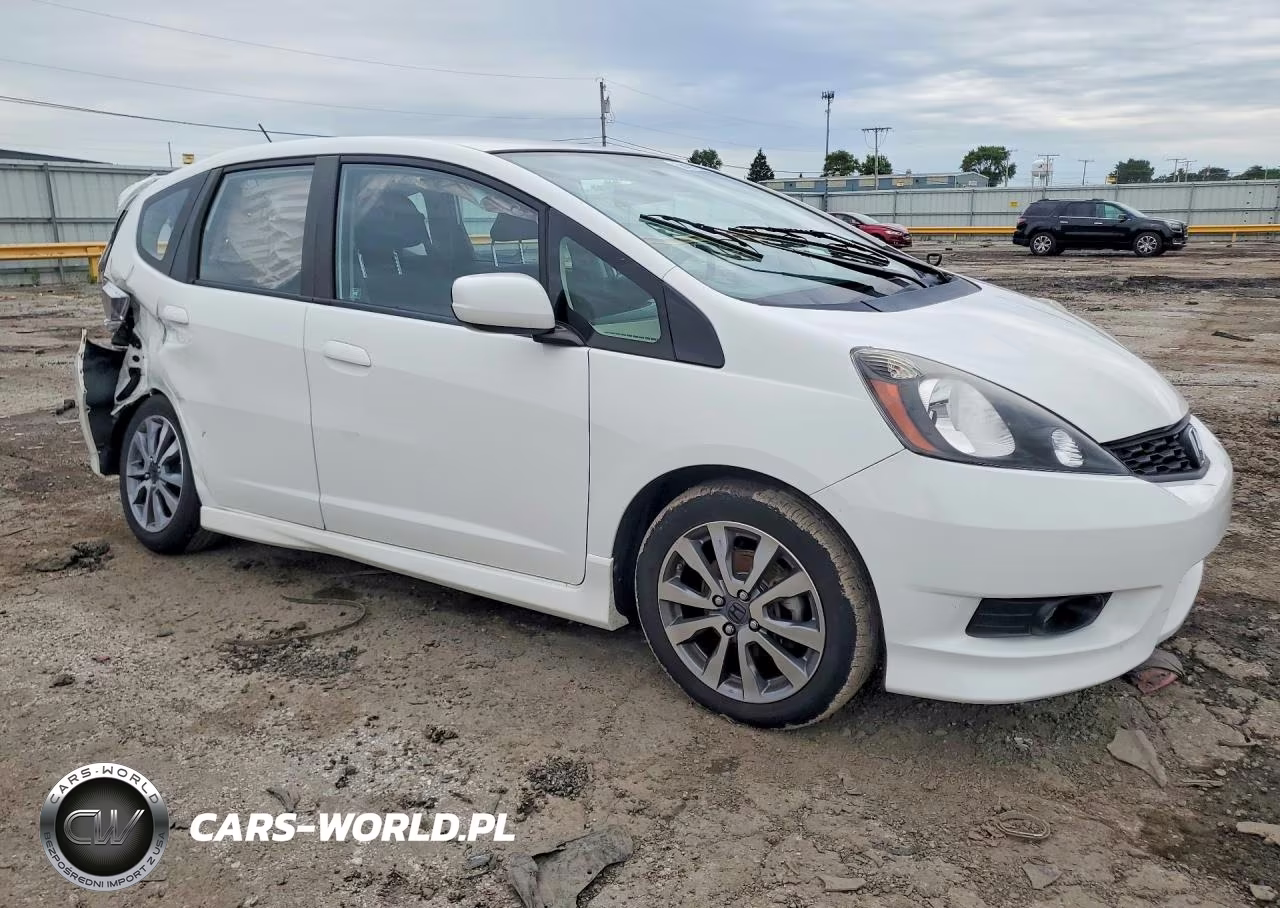 2013 Honda Fit Sport VIN:JHMGE8H50DC043996 - 4