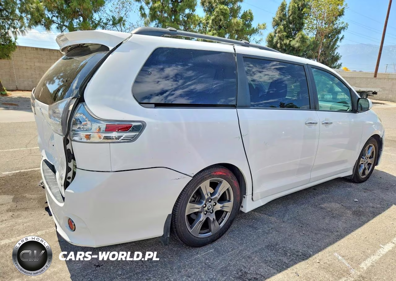 2018 Toyota Sienna Se Premium 8-Passenger VIN:5TDXZ3DC0JS921918 - 3