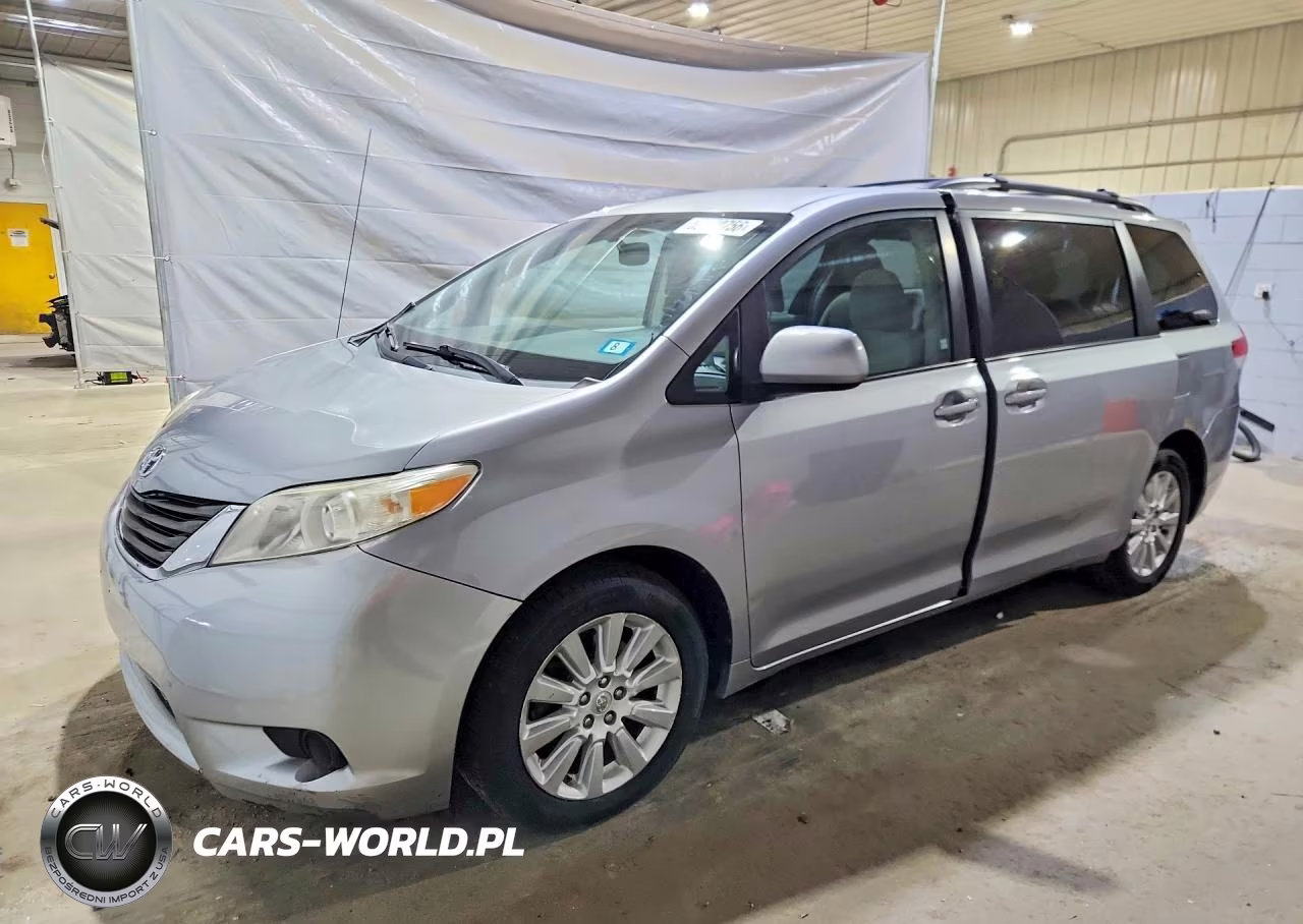 2011 Toyota Sienna Le – zdjęcie 1 z 13