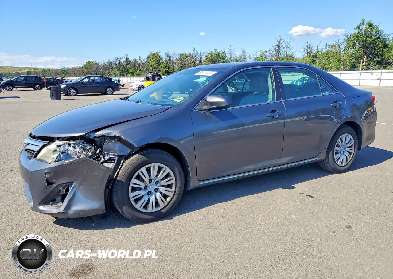 2013 Toyota Camry Le – zdjęcie 1 z 12