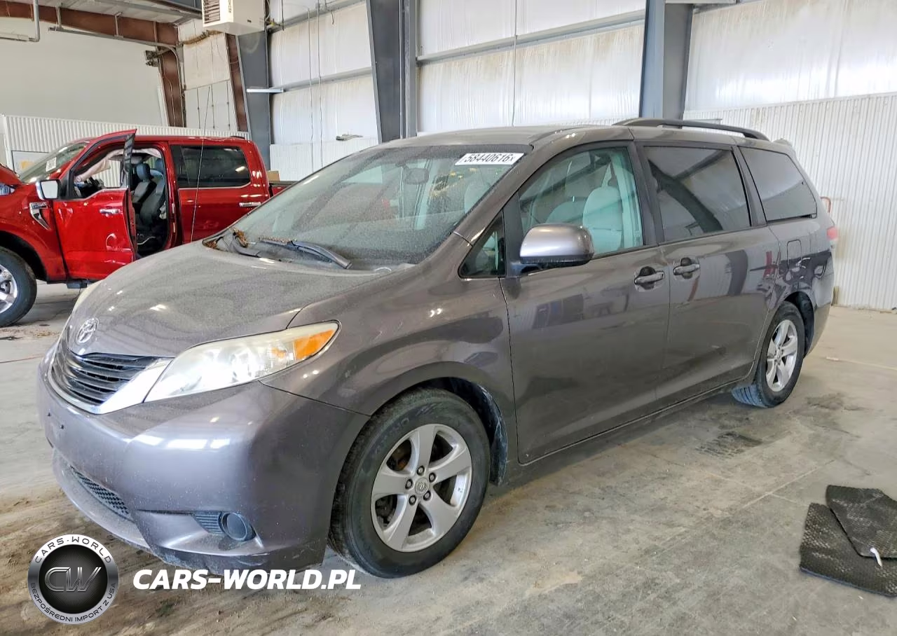 2011 Toyota Sienna Le – zdjęcie 1 z 13