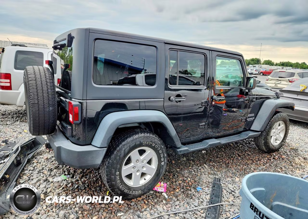 2015 Jeep Wrangler Unlimited Sport VIN:1C4BJWDG2FL693676 - 3