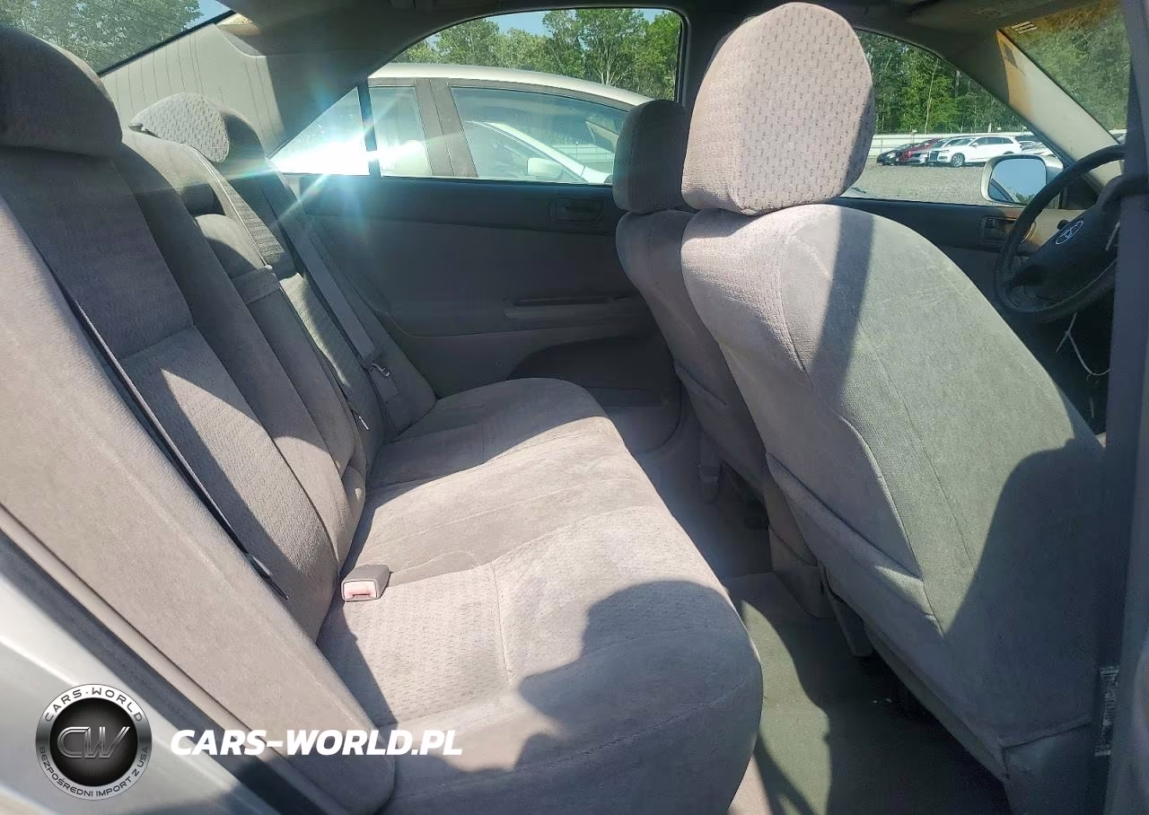 2002 Toyota Camry Le VIN:4T1BE32K82U562598 - 10