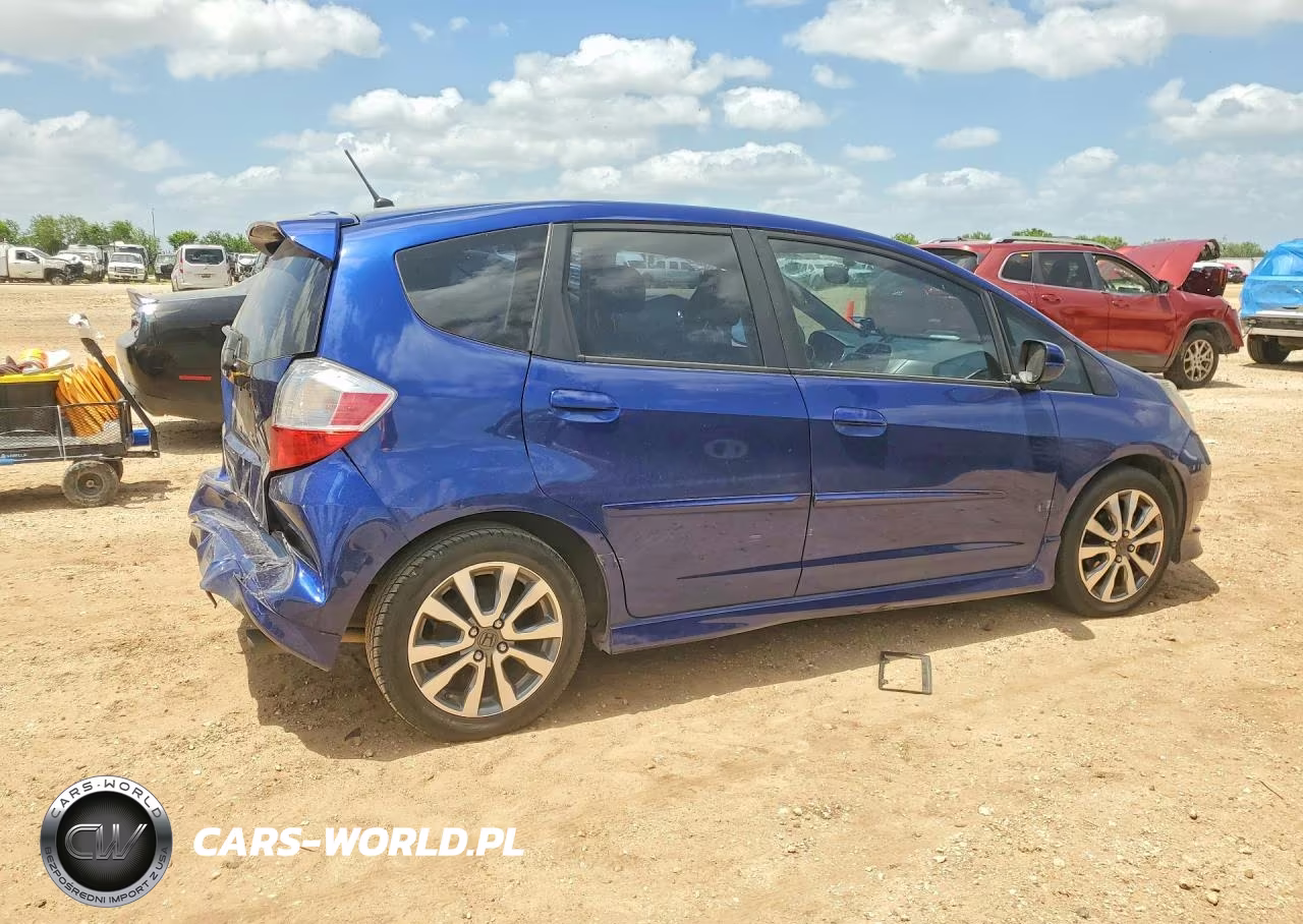 2013 Honda Fit Sport VIN:JHMGE8H57DC033076 - 3