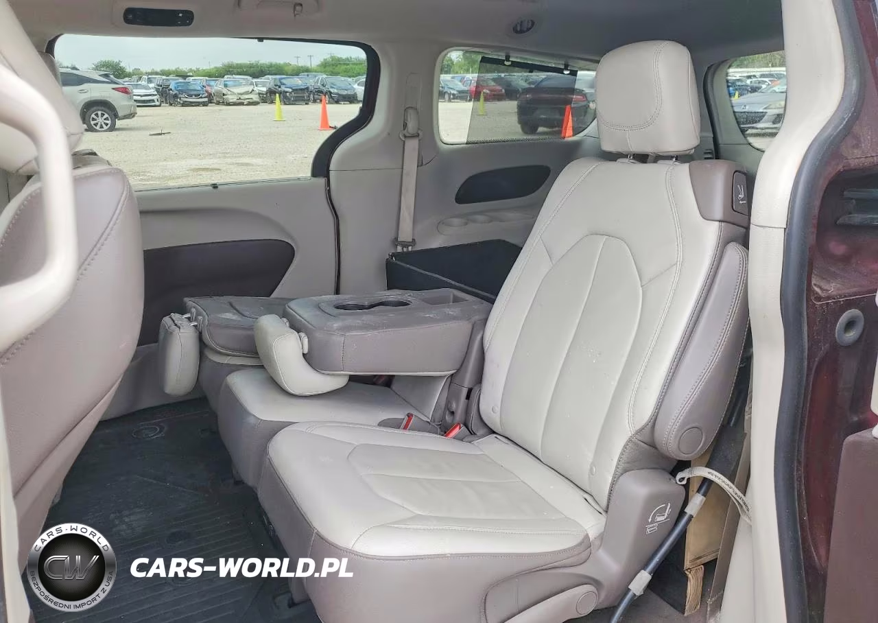 2017 Chrysler Pacifica Touring L VIN:2C4RC1BGXHR759495 - 10