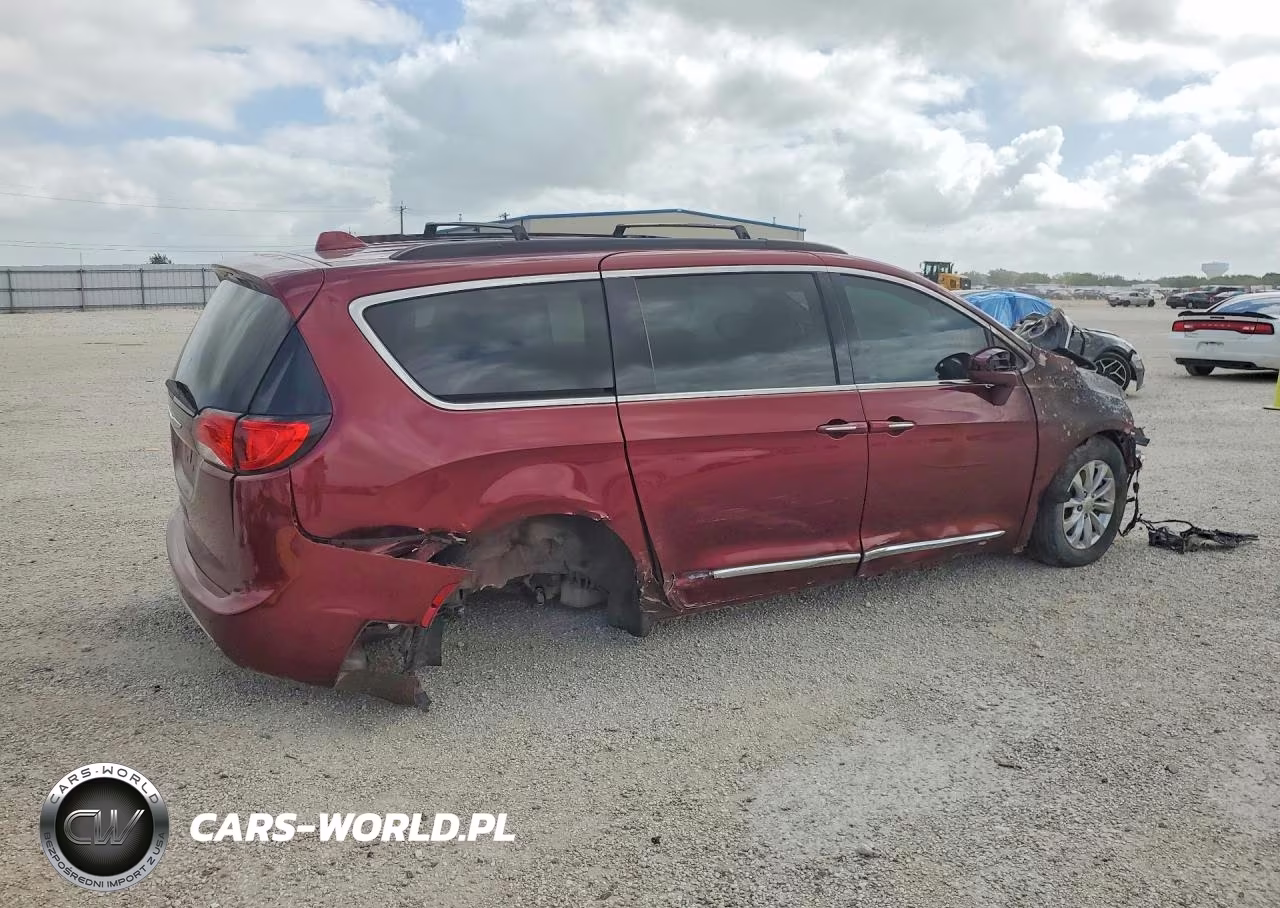 2017 Chrysler Pacifica Touring L VIN:2C4RC1BGXHR759495 - 3