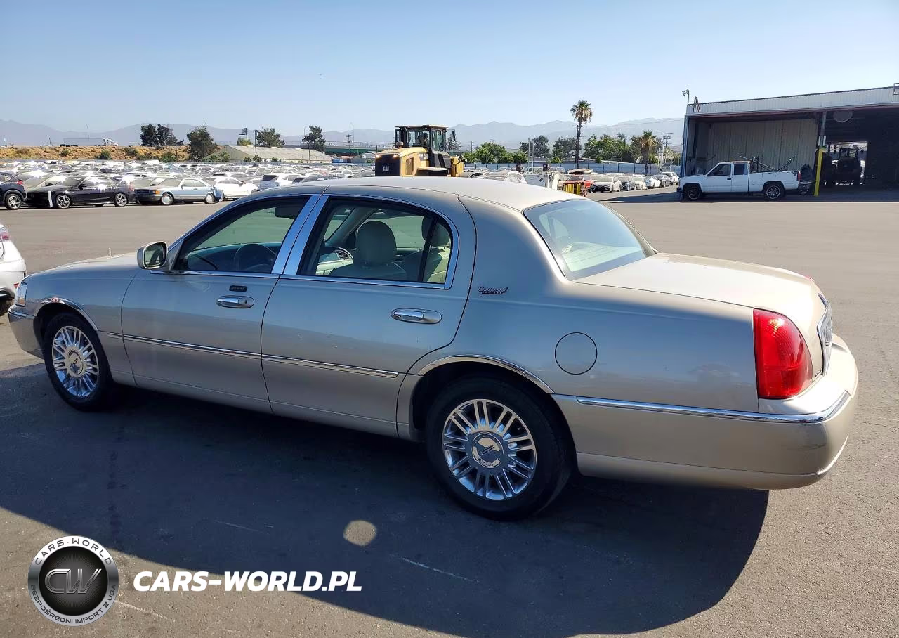 2010 Lincoln Town Car Signature Limited VIN:2LNBL8CV6AX623823 - 2