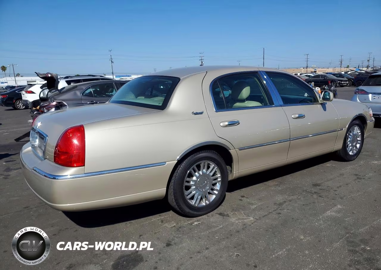 2010 Lincoln Town Car Signature Limited VIN:2LNBL8CV6AX623823 - 3