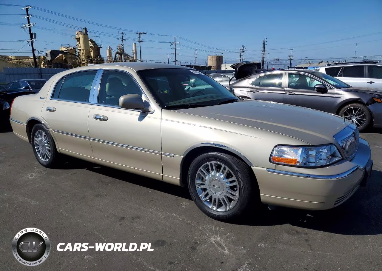 2010 Lincoln Town Car Signature Limited VIN:2LNBL8CV6AX623823 - 4