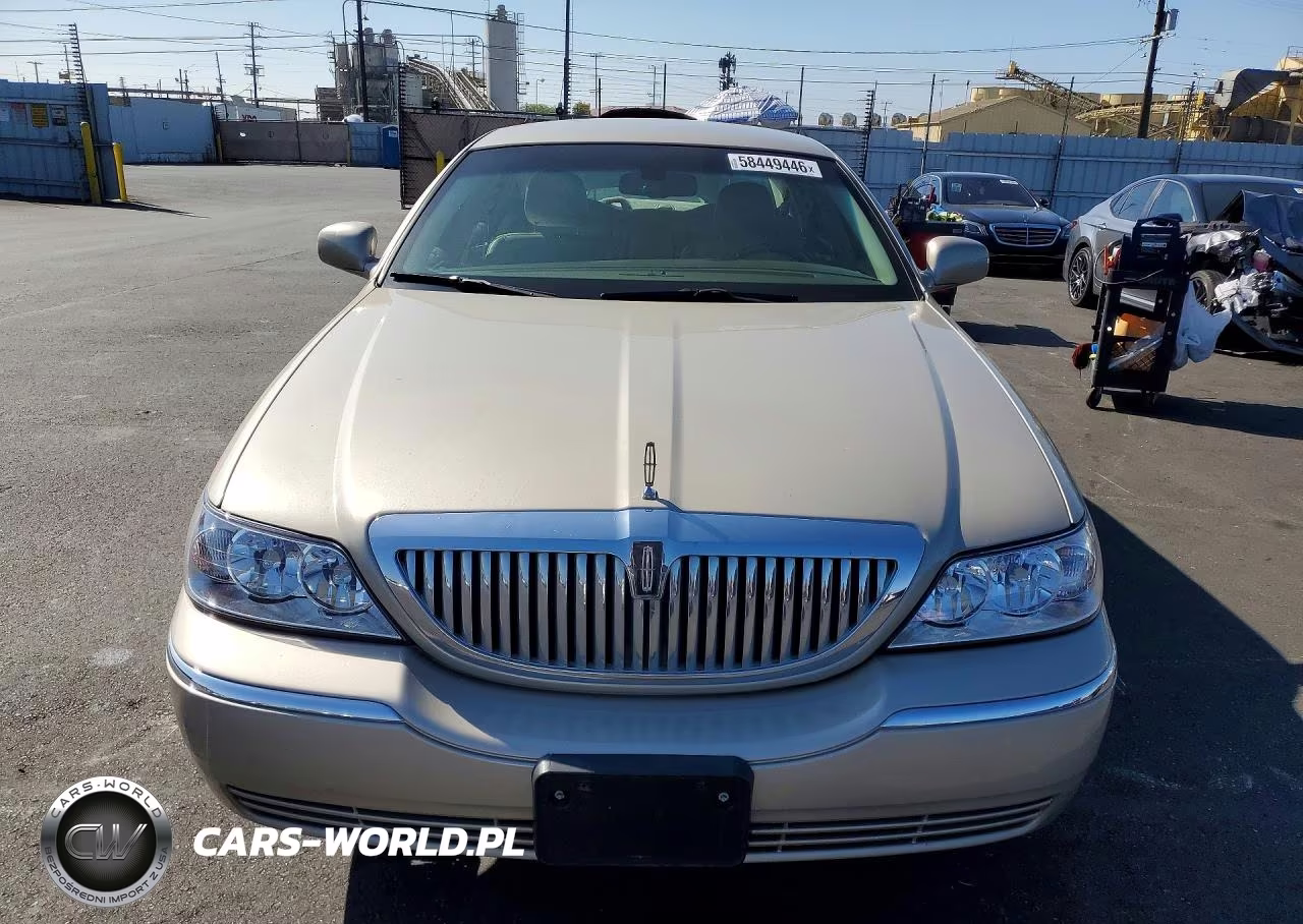 2010 Lincoln Town Car Signature Limited VIN:2LNBL8CV6AX623823 - 5