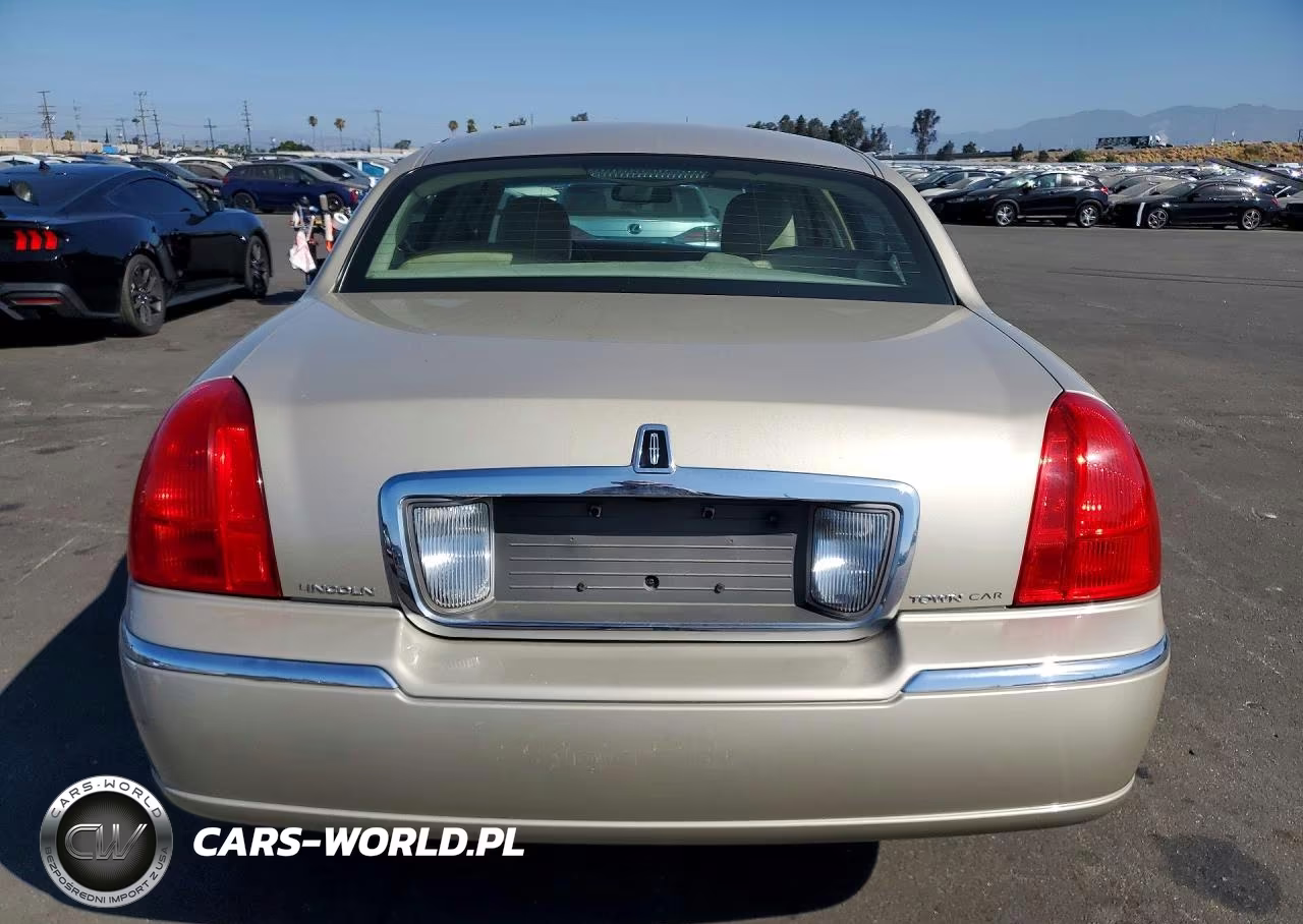 2010 Lincoln Town Car Signature Limited VIN:2LNBL8CV6AX623823 - 6