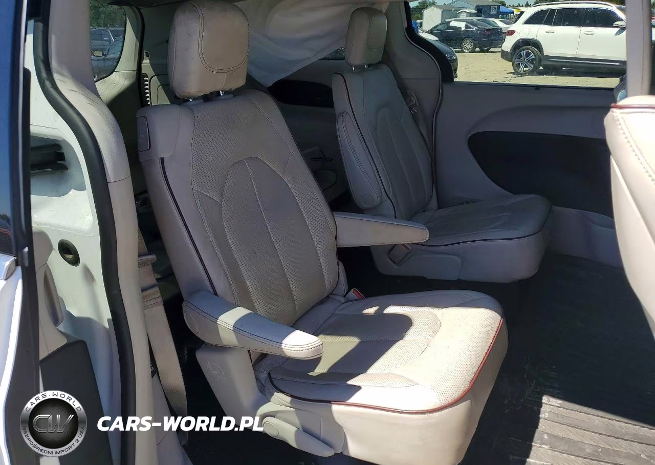 2018 Chrysler Pacifica Limited VIN:2C4RC1GG3JR352987 - 10