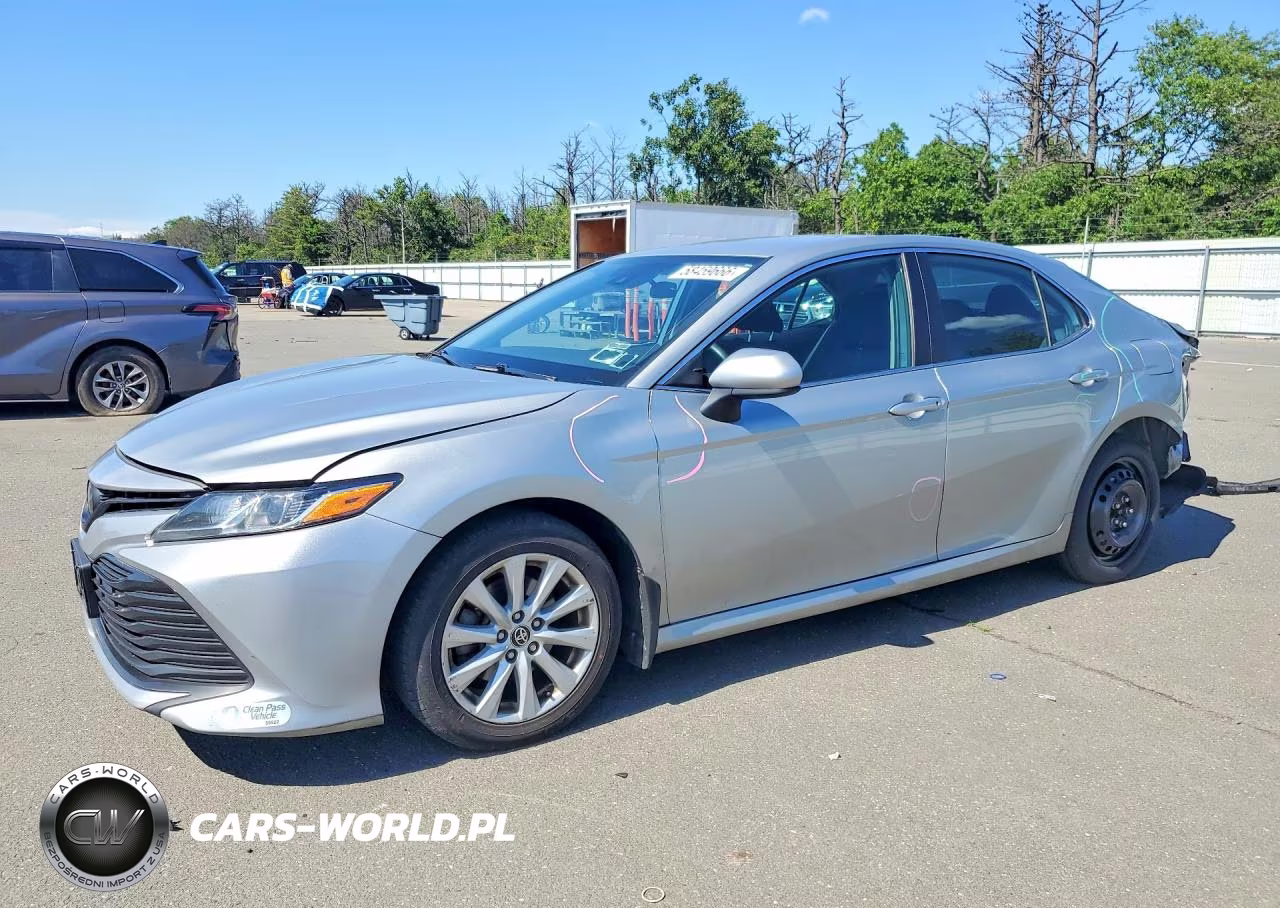 2020 Toyota Camry Le – zdjęcie 1 z 13