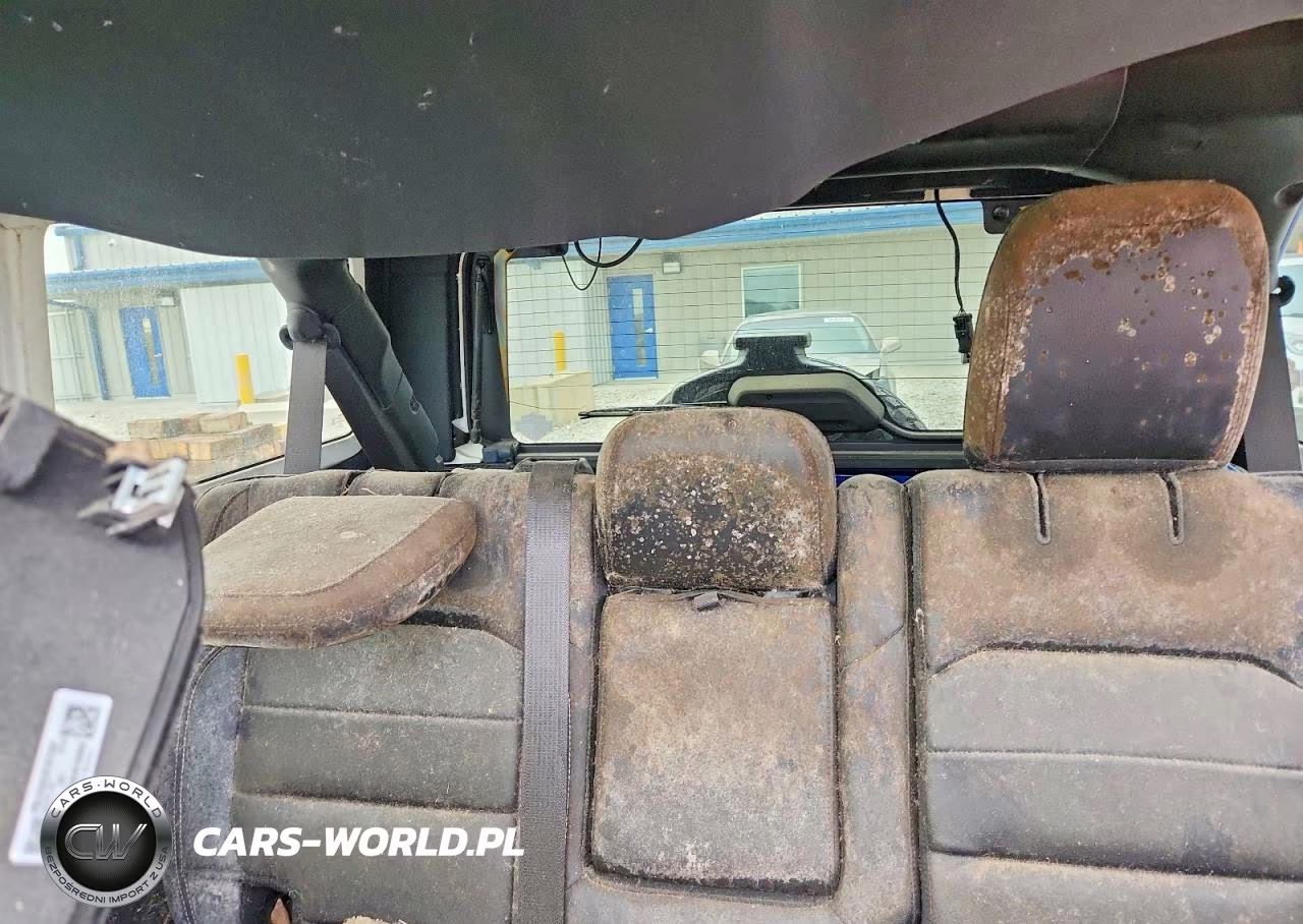 2018 Jeep Wrangler Unlimited Sahara VIN:1C4HJXEGXJW213745 - 10