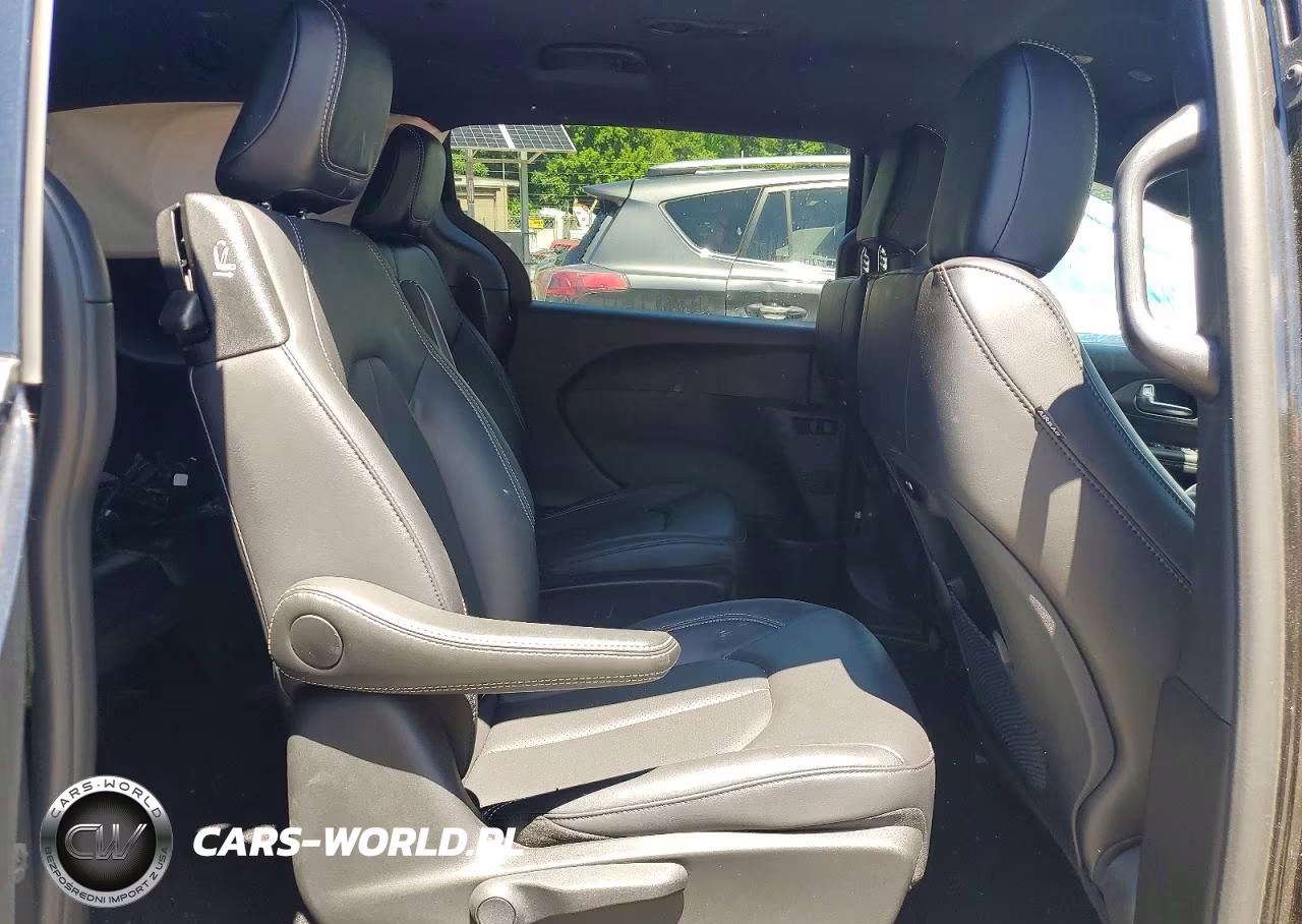 2025 Chrysler Pacifica Hybrid Select VIN:2C4RC1S75SR573922 - 10