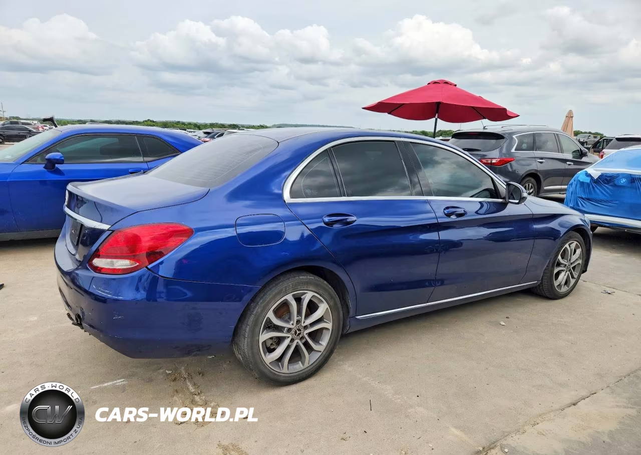 2018 Mercedes-Benz C 300 VIN:55SWF4JBXJU256518 - 3