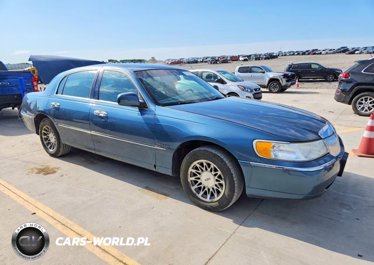 2002 Lincoln Town Car Signature VIN:1LNHM82W32Y657091 - 4