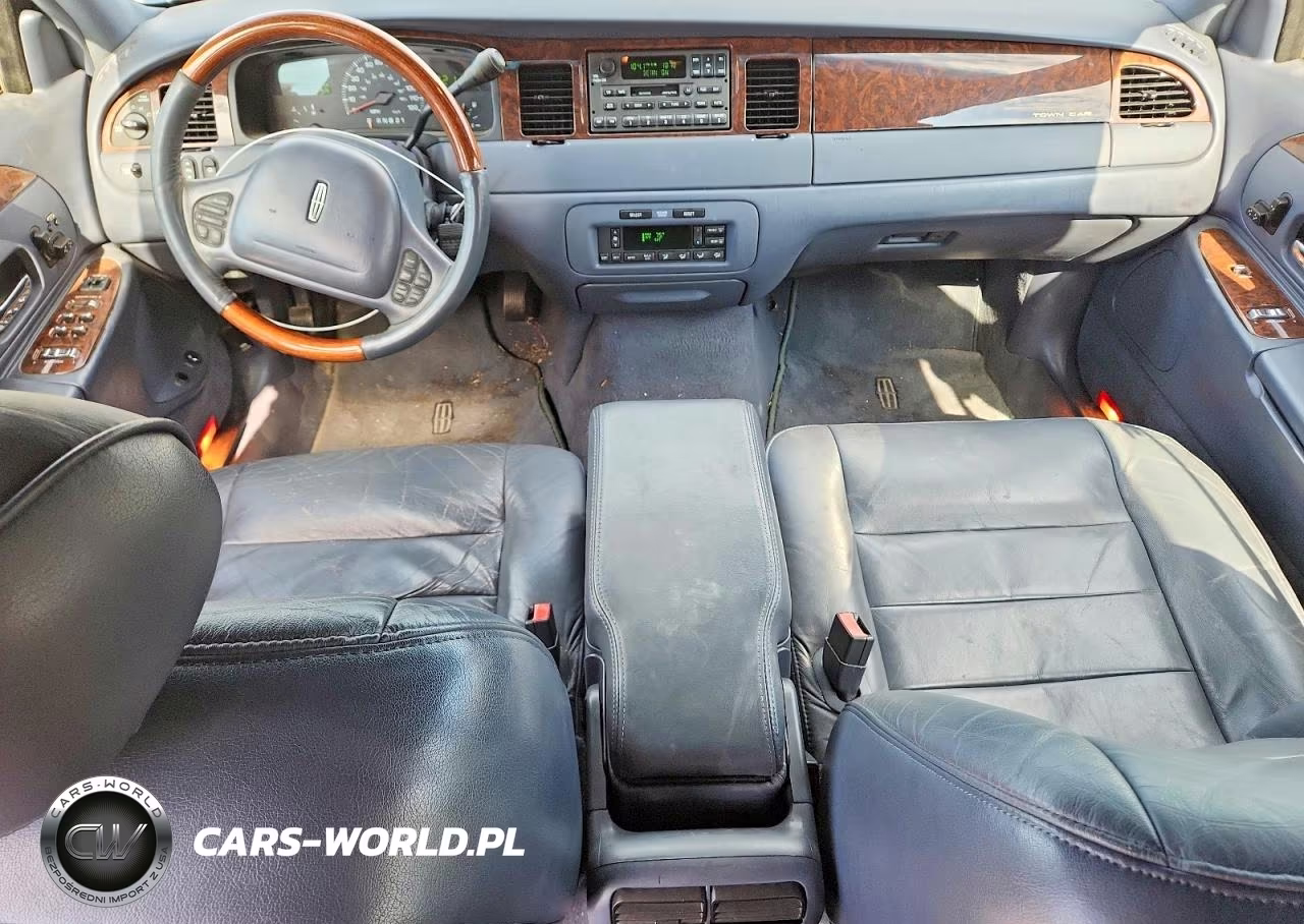 2002 Lincoln Town Car Signature VIN:1LNHM82W32Y657091 - 8