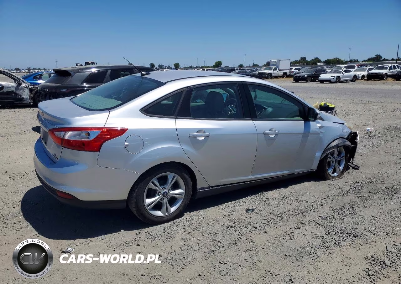 2014 Ford Focus Se VIN:1FADP3F26EL124146 - 3