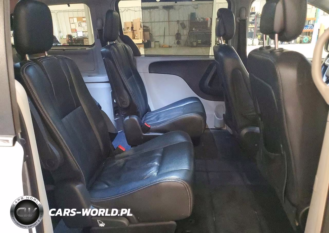 2016 Chrysler Town & Country Touring VIN:2C4RC1BG8GR253775 - 11