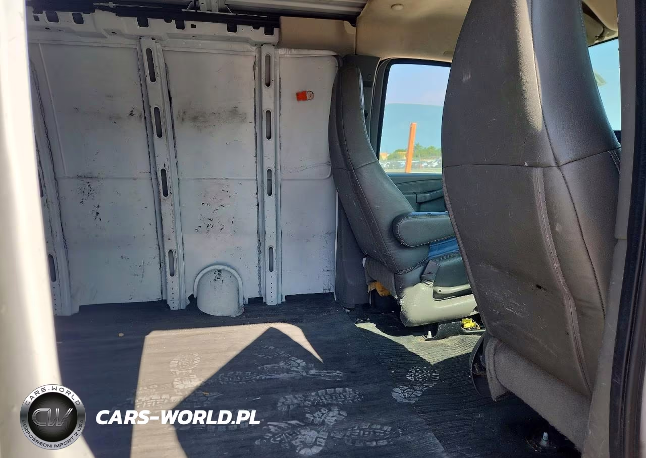 2018 Chevrolet Express G2500 VIN:1GCWGAFP9J1269366 - 10