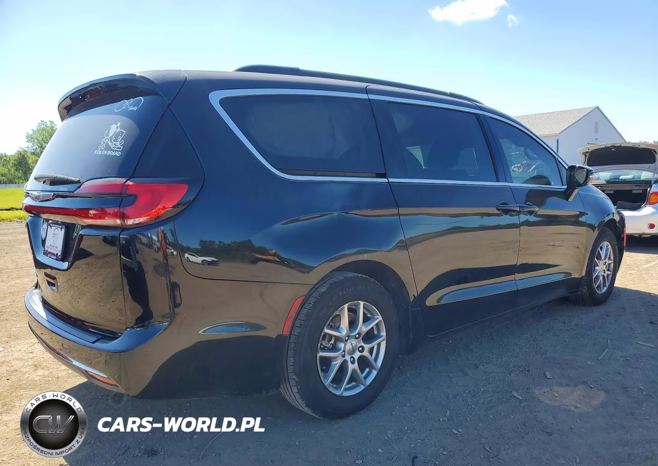 2021 Chrysler Pacifica Touring VIN:2C4RC1FG5MR558821 - 3