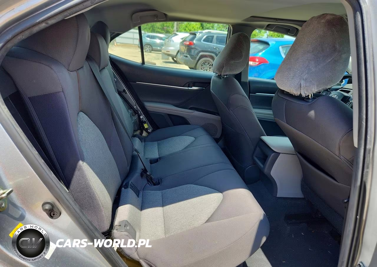 2018 Toyota Camry Le VIN:4T1B31HK1JU504574 - 10