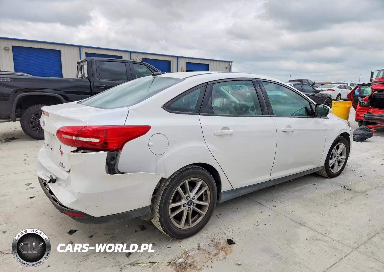 2016 Ford Focus Se VIN:1FADP3F21GL268920 - 3
