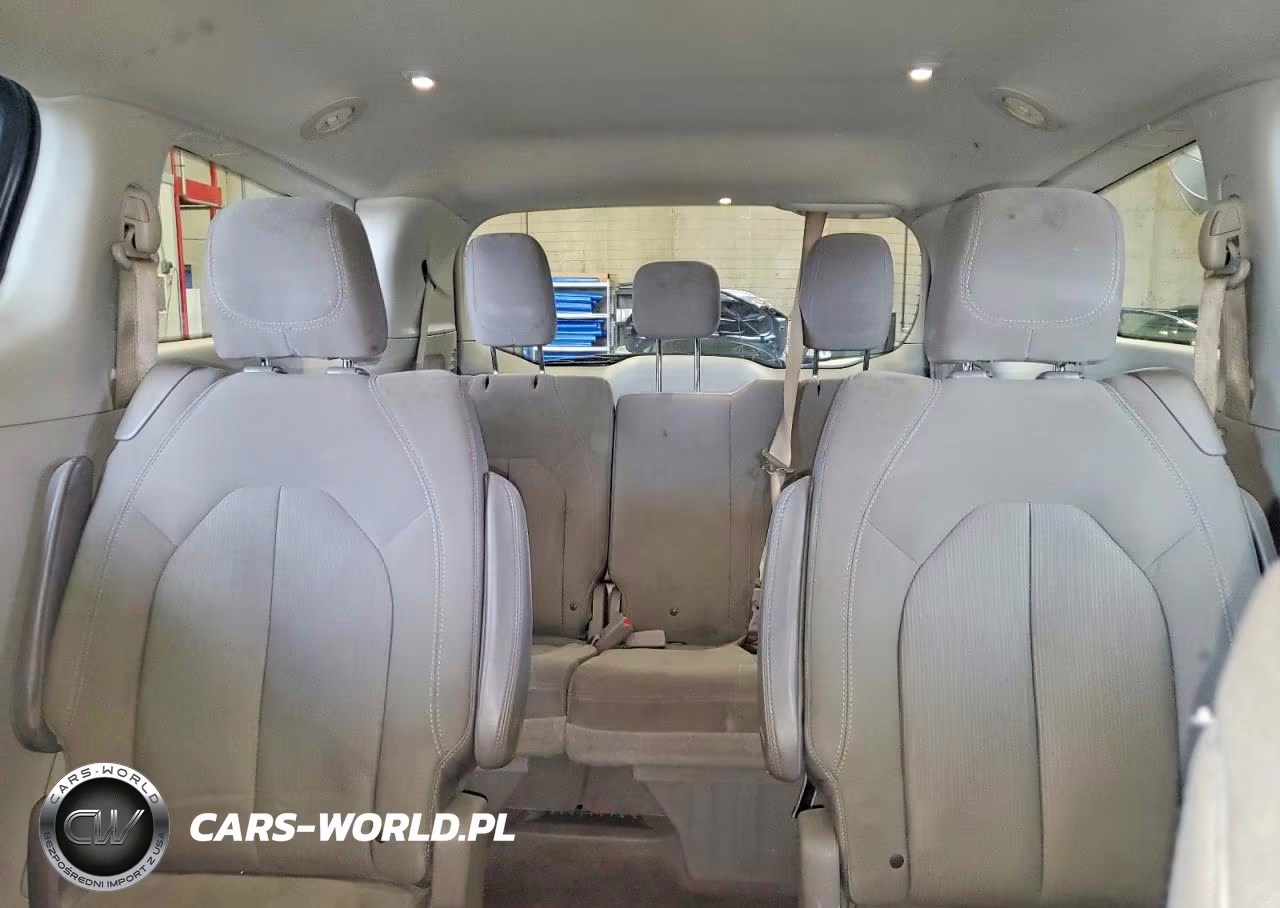2017 Chrysler Pacifica Touring VIN:2C4RC1DG9HR725688 - 10