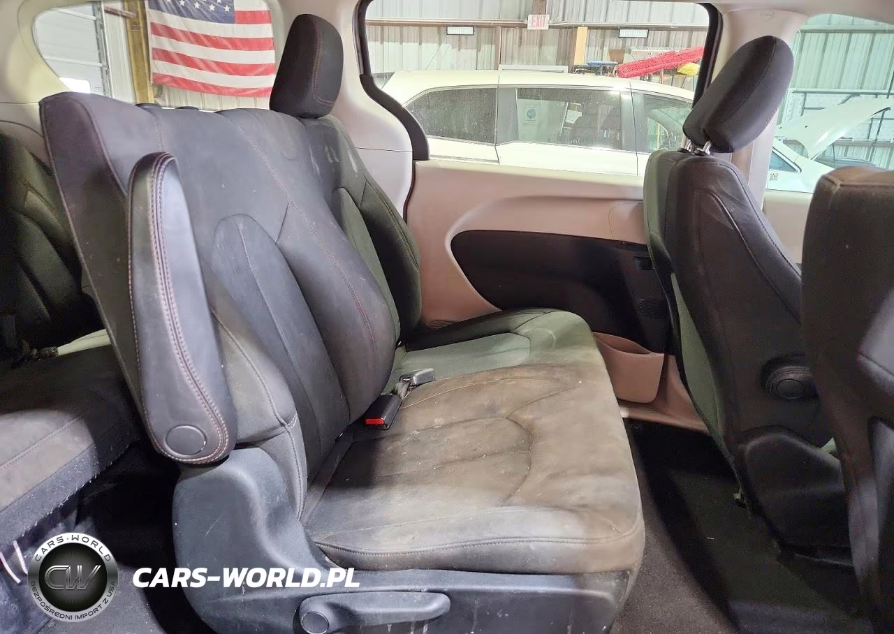 2018 Chrysler Pacifica L VIN:2C4RC1AG1JR113849 - 11