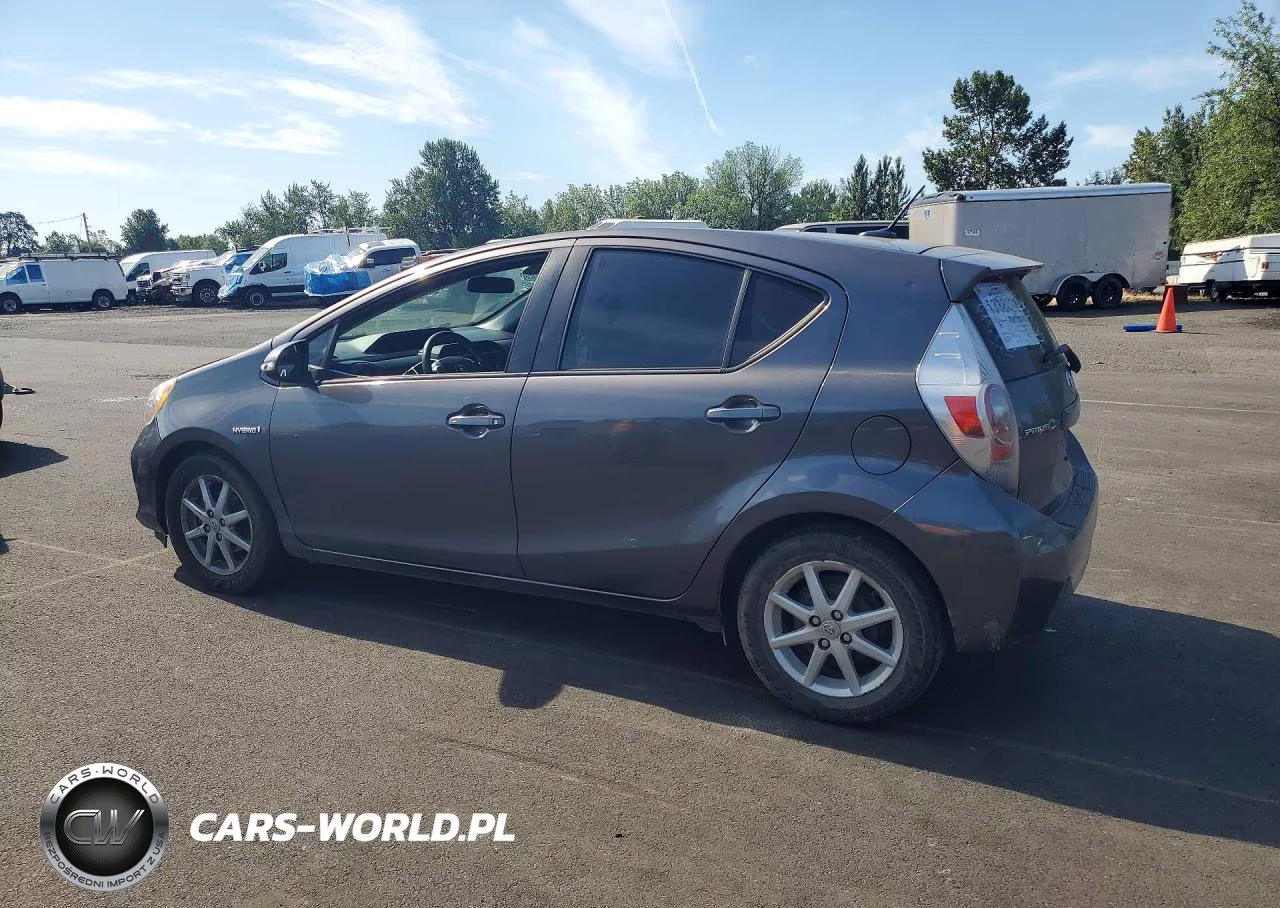 2014 Toyota Prius C Three VIN:JTDKDTB38E1064228 - 2