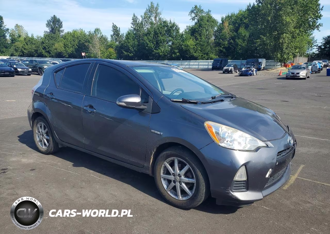 2014 Toyota Prius C Three VIN:JTDKDTB38E1064228 - 4